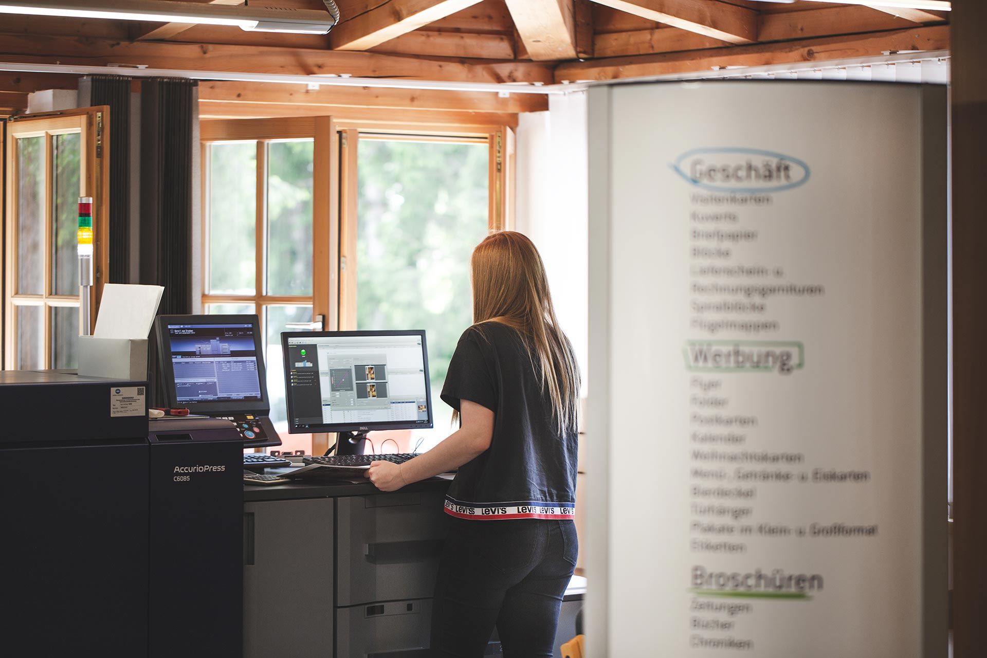 Mitarbeiterin an einer Digitaldruckmaschine Mitarbeiterin an einer Digitaldruckmaschine