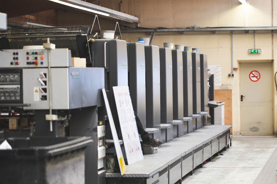 8-Farben Druckmaschine mit Wendung im Ganzbogenformat 8-Farben Druckmaschine mit Wendung im Ganzbogenformat