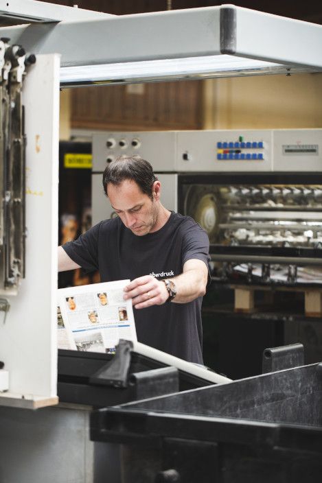 Bogenflachdrucker beim Einmessen eines Bogens Bogenflachdrucker beim Einmessen eines Bogens