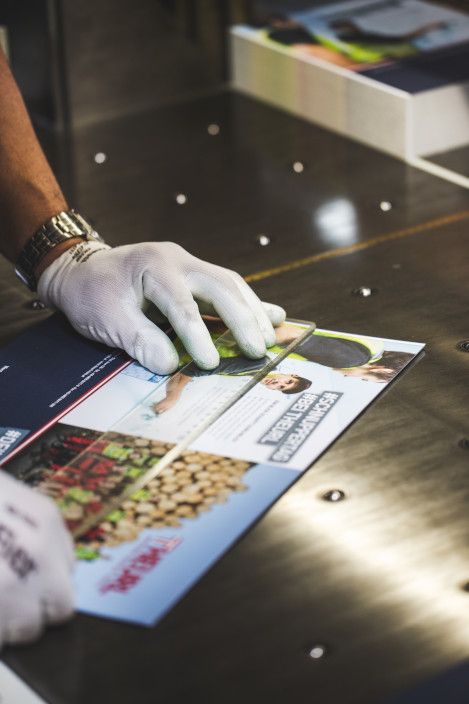 Mitarbeiter bei der Kontrollmessung eines Produktes an der Schneidmaschine Mitarbeiter bei der Kontrollmessung eines Produktes an der Schneidmaschine