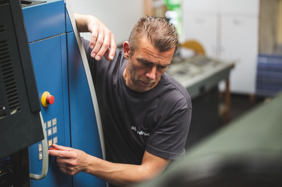 Bogenflachdrucker bedient Offsetdruckmaschine Bogenflachdrucker bedient Offsetdruckmaschine