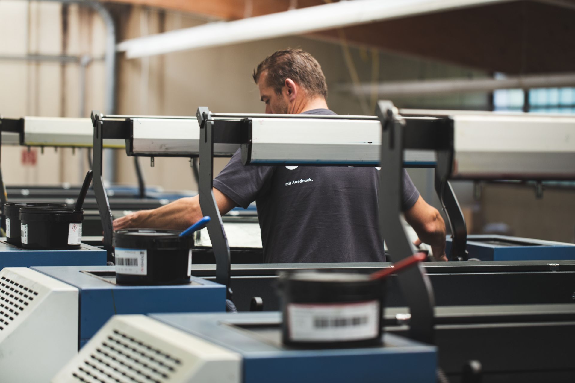 Bogenflachdrucker zwischen Farbwerken Bogenflachdrucker zwischen Farbwerken