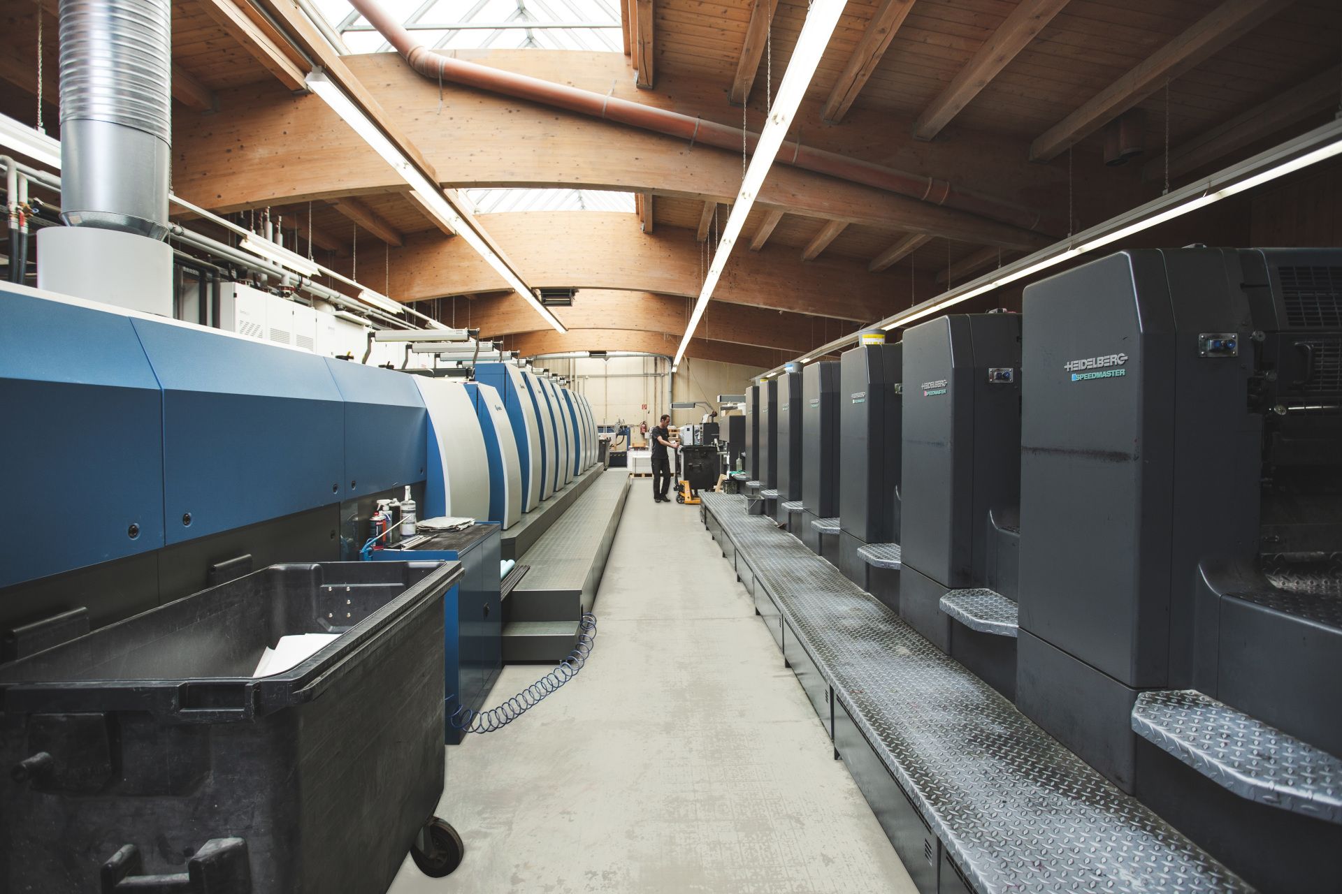 Bogenflachdrucker zwischen zwei Offsetdruckmaschinen Bogenflachdrucker zwischen zwei Offsetdruckmaschinen