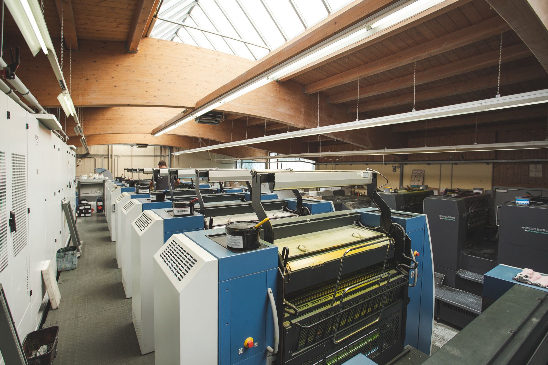 Bogenflachdrucker zwischen Farbwerken mit Übersicht über alle Farbwerke Bogenflachdrucker zwischen Farbwerken mit Übersicht über alle Farbwerke