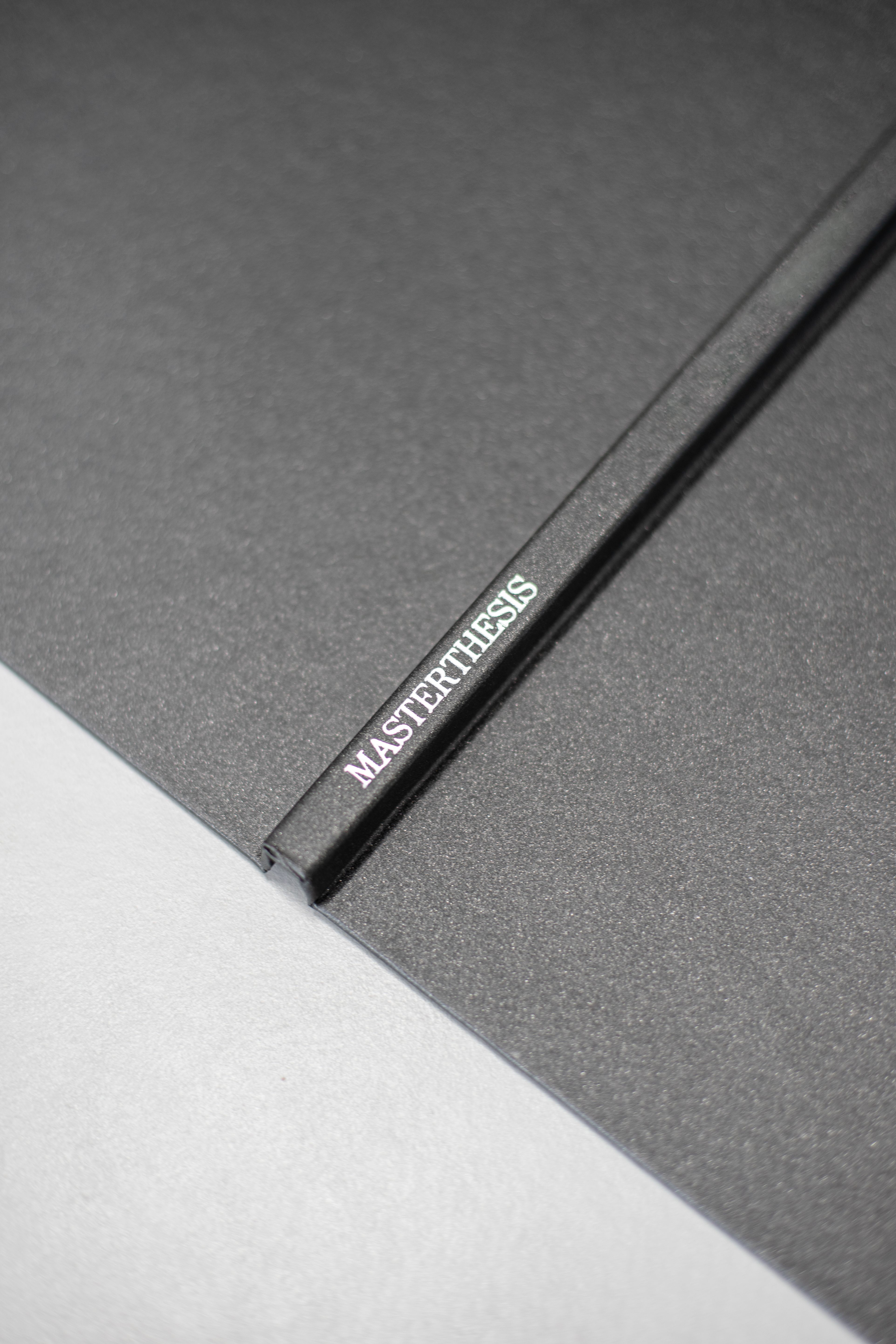 Rücken einer graphit Hardcovermappe mit silber Prägung