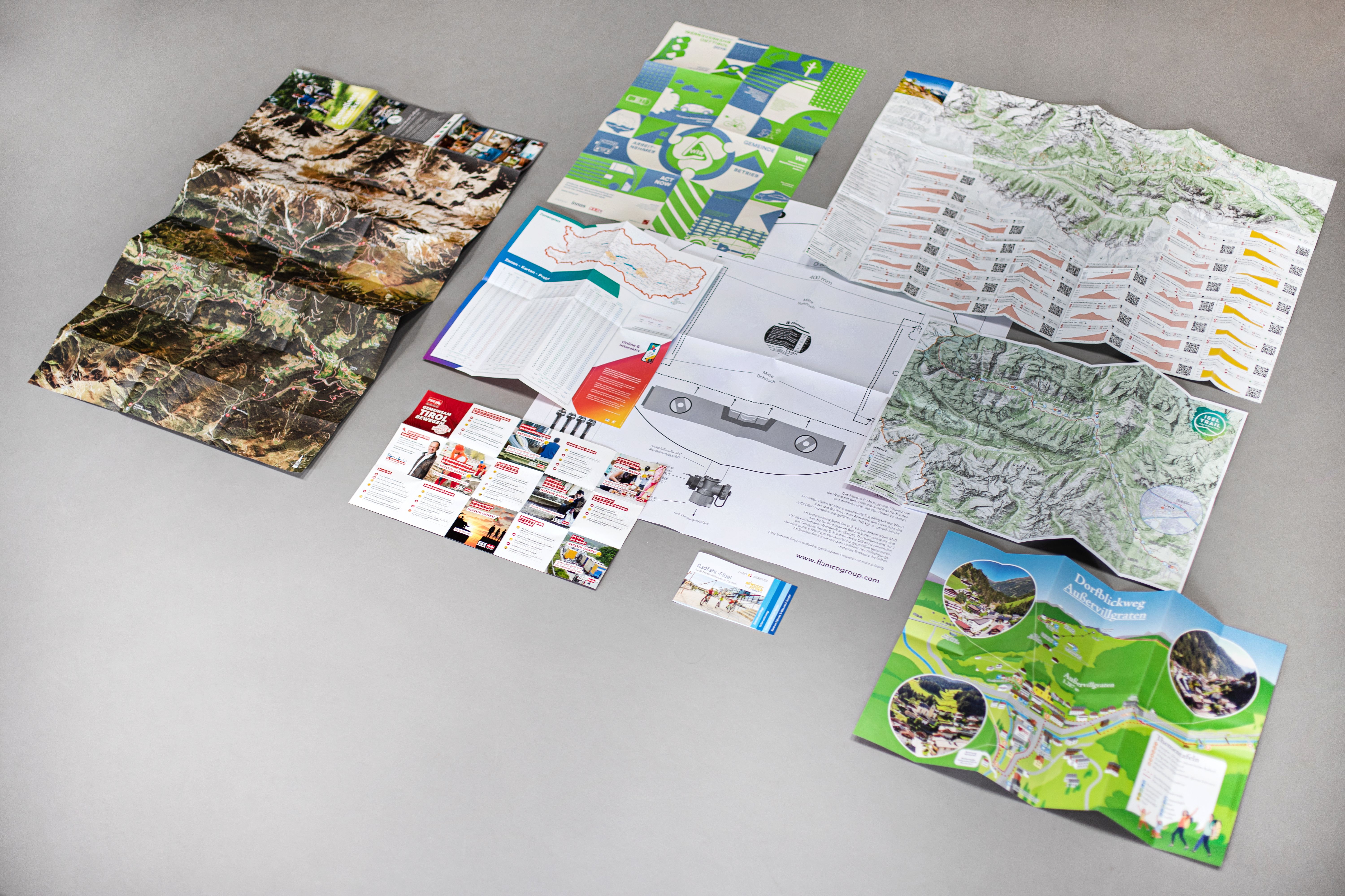 Übersichtsbild von geöffneten Produkten mit Falzungen