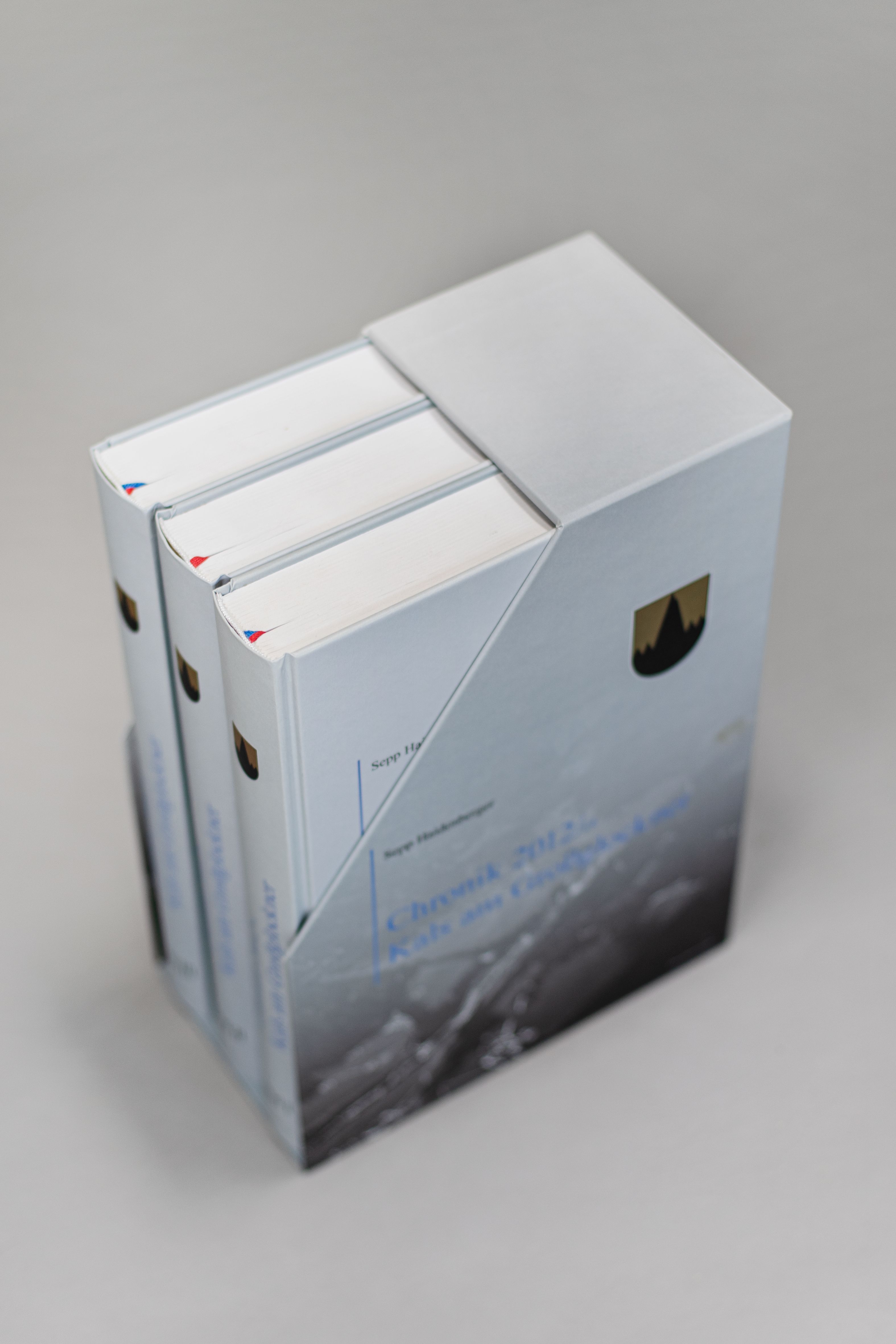 Drei Hardcoverbücher in einem Buchschuber