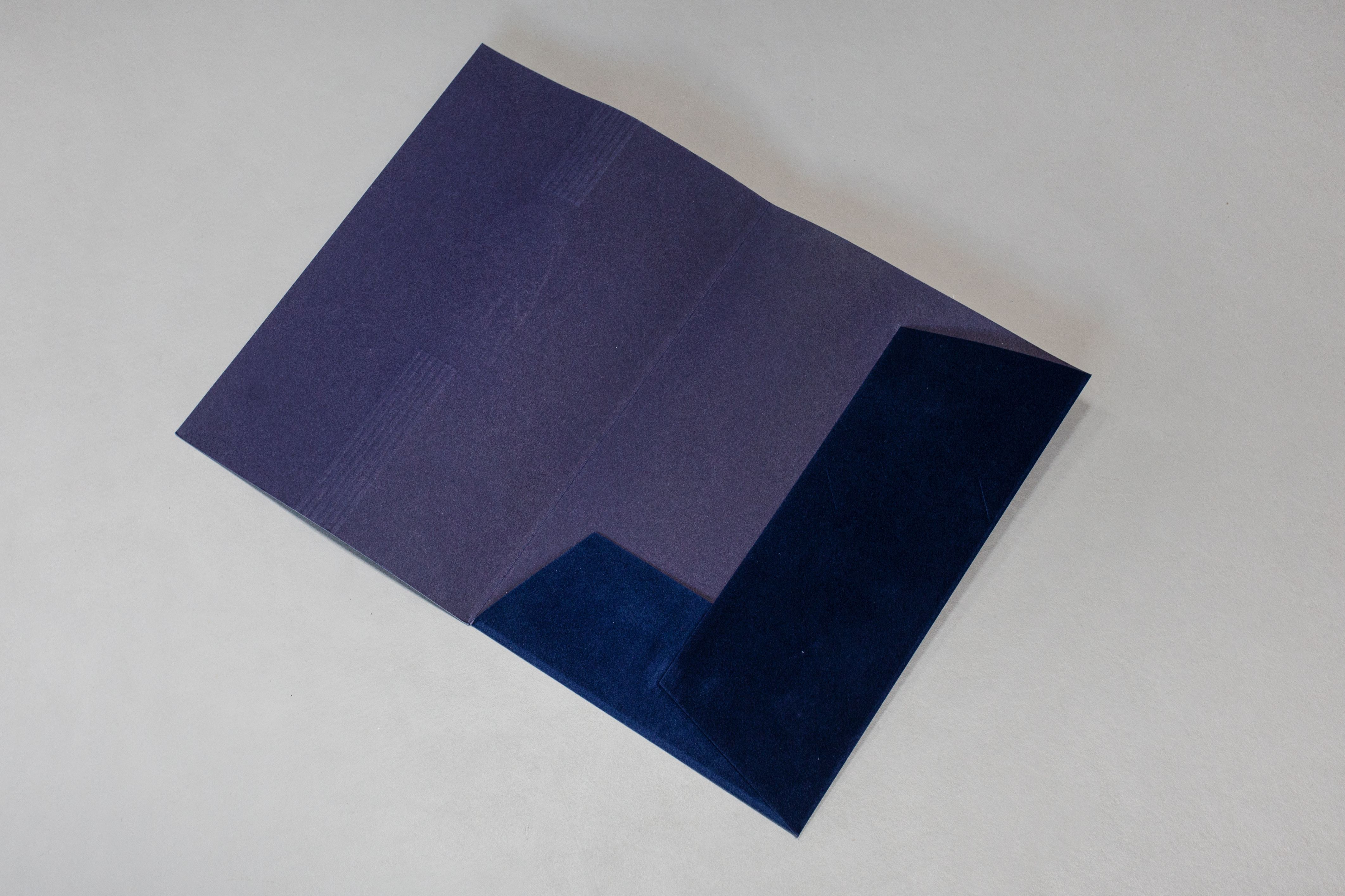 Flügelmappe auf Samtpapier und Tiefenprägung und Goldprägung