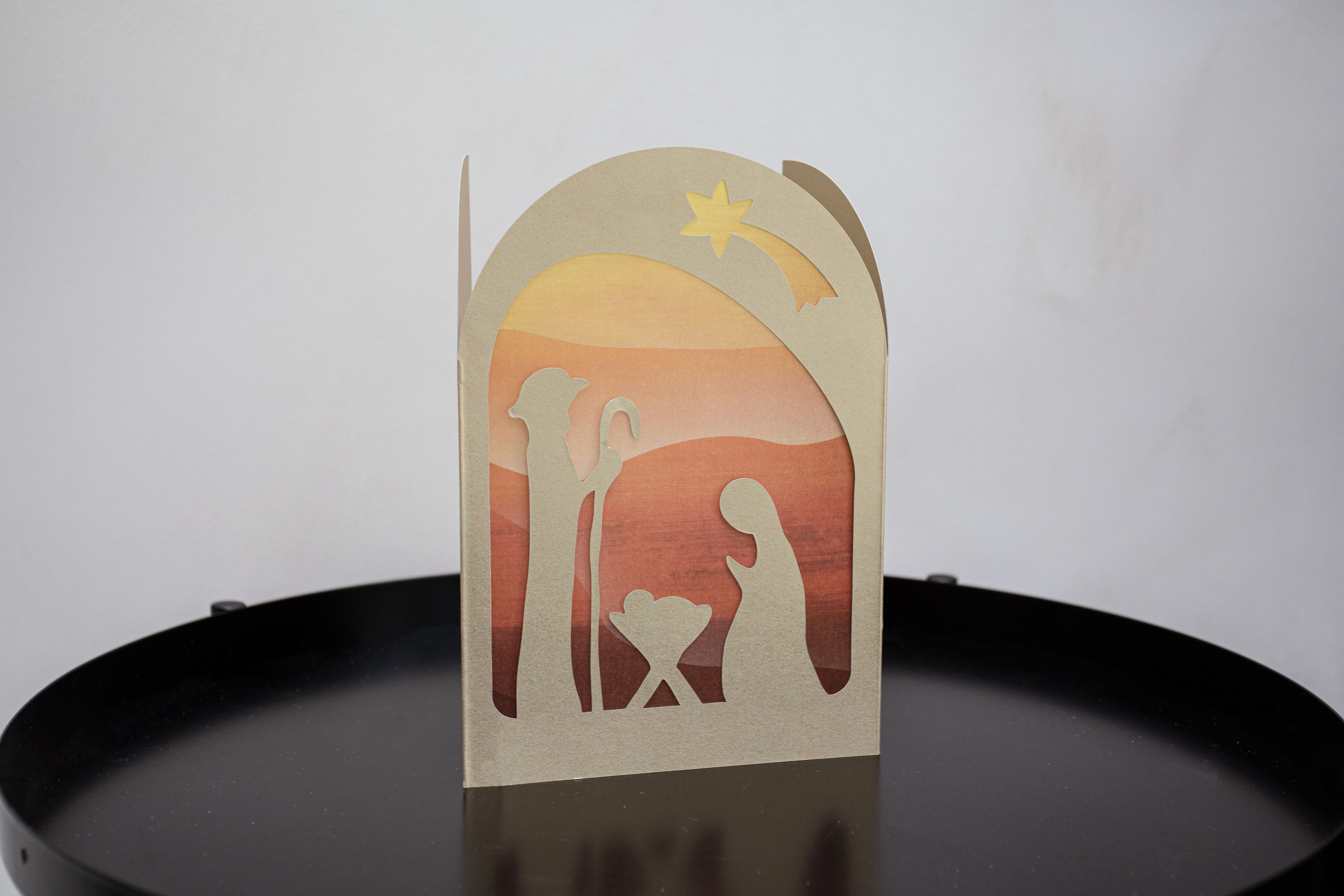 Weihnachtskrippe gestanzt und hinterlegt mit Transparentpapier